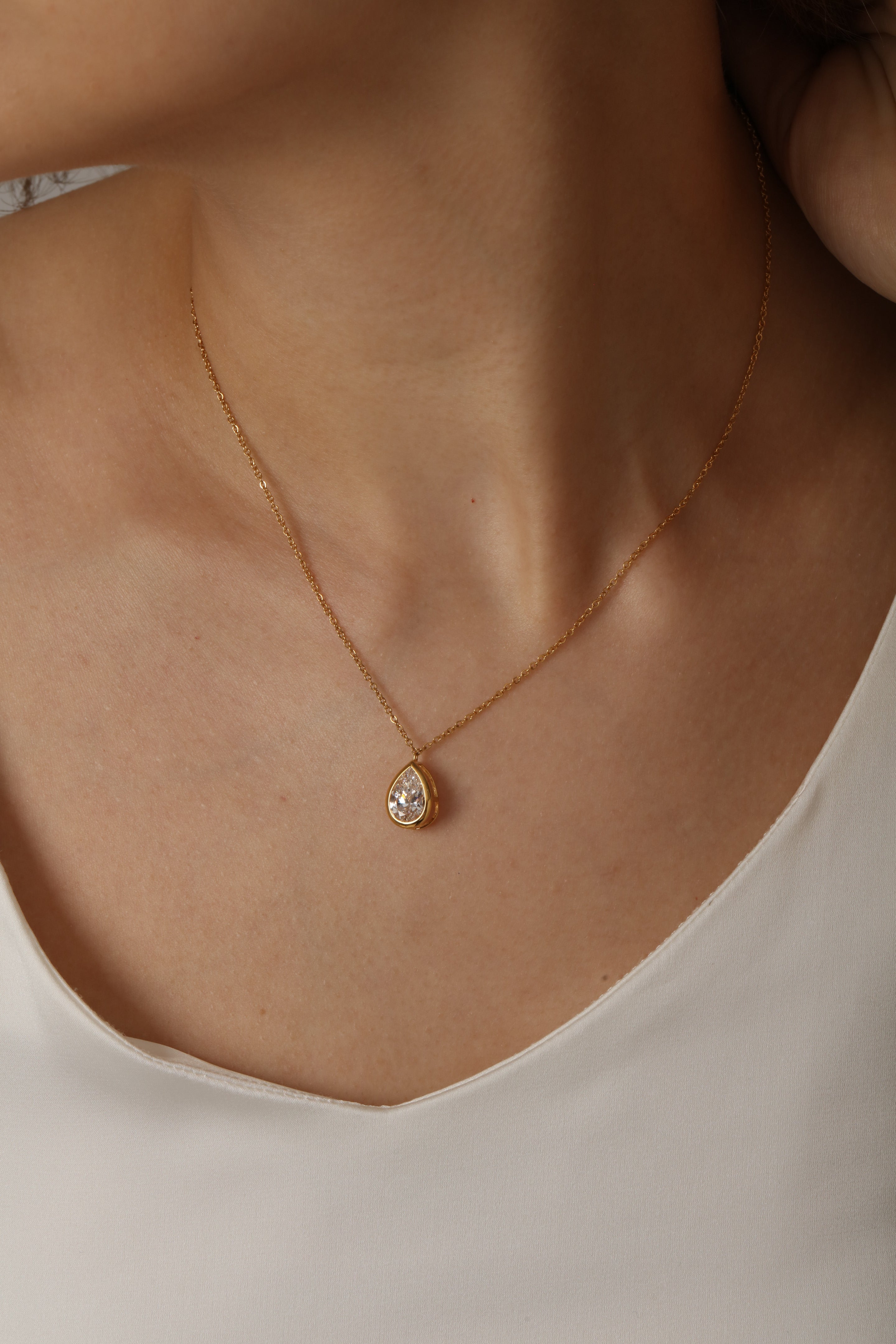 The Geometric Necklace 2ct “Pear shape”